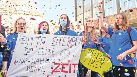 Jetzt seid ihr dran! Unter dieses Motto stellen die Gewerkschaften die diesjährige Tarifauseinandersetzung im öffentlichen Dienst. Für die rund 500 000 Beschäftigten in den kommunalen Krankenhäusern und Pflegeeinrichtungen wird eine Sonderregelung angestrebt, unter anderem will Verdi höhere Zuschläge für Samstagsarbeit. 