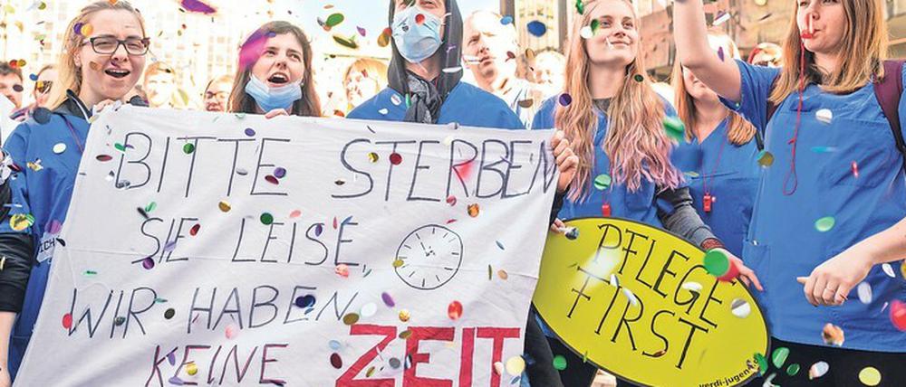 Jetzt seid ihr dran! Unter dieses Motto stellen die Gewerkschaften die diesjährige Tarifauseinandersetzung im öffentlichen Dienst. Für die rund 500 000 Beschäftigten in den kommunalen Krankenhäusern und Pflegeeinrichtungen wird eine Sonderregelung angestrebt, unter anderem will Verdi höhere Zuschläge für Samstagsarbeit.