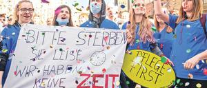 Jetzt seid ihr dran! Unter dieses Motto stellen die Gewerkschaften die diesjährige Tarifauseinandersetzung im öffentlichen Dienst. Für die rund 500 000 Beschäftigten in den kommunalen Krankenhäusern und Pflegeeinrichtungen wird eine Sonderregelung angestrebt, unter anderem will Verdi höhere Zuschläge für Samstagsarbeit. 
