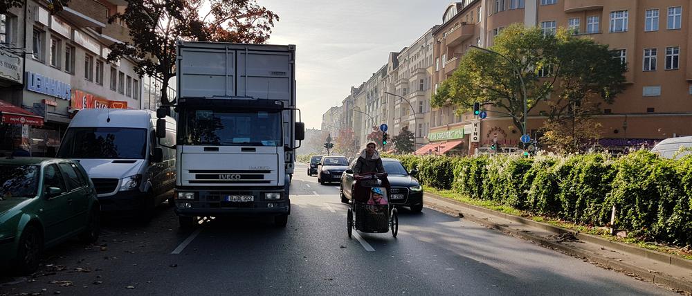 Lieferwagen gefährden vor allem Radfahrer und bremsen den restlichen Verkehr.