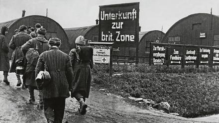 Die britische Armee eröffnet im Sommer 1945 das Auffanglager.