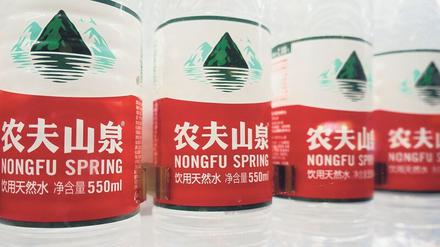 Das Bergquellwasser der Bauern, so lautet die Übersetzung von Nongfu Spring. Der Marktführer unter Chinas Wasserabfüllern ist gerade an die Börse gegangen.