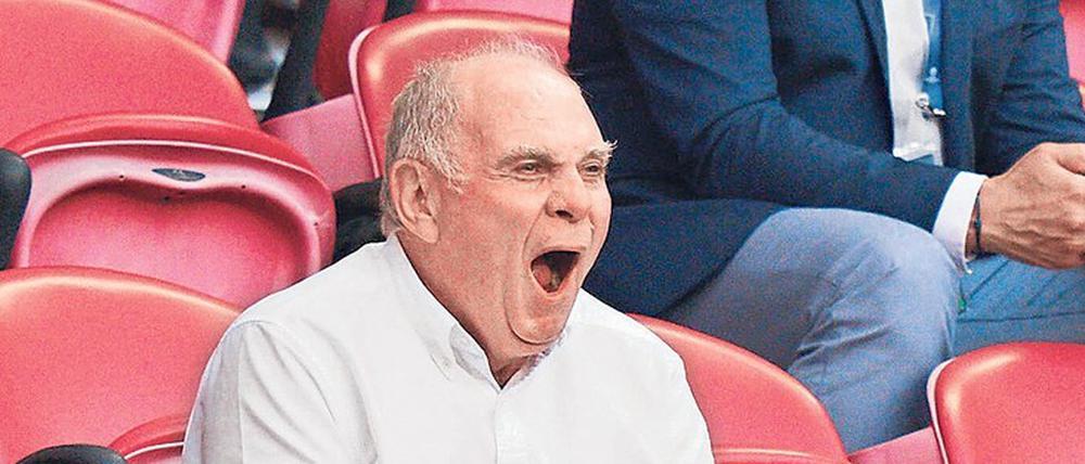 Laaaaaaaaaangweilig. Bei all den Titeln vergisst ein Uli Hoeneß das Stänkern nicht.