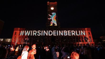 Beim Festival of Lights am Roten Rathaus präsentiert: der neue Slogan "Wir sind ein Berlin".
