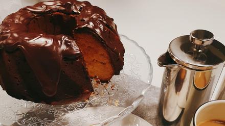 Glänzende Idee. Ananas-Marzipankuchen mit dunkler Kuvertüre.