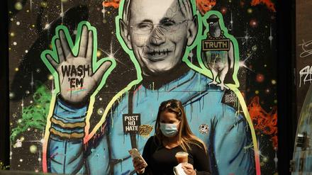 Anthony Fauci auf einem Wandbild in New York.