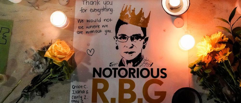 Auf den Stufen des Supreme Courts in Washington wird Ruth Bader Ginsburgs gedacht.