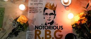 Auf den Stufen des Supreme Courts in Washington wird Ruth Bader Ginsburgs gedacht.