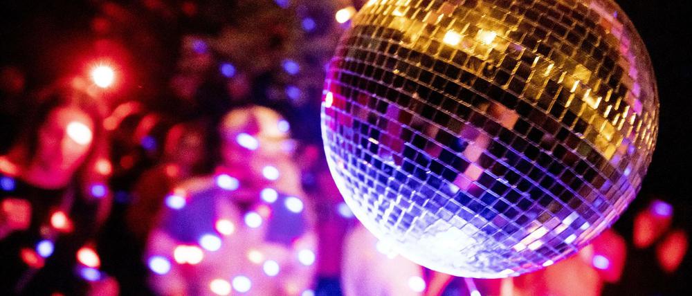 Feiern als gäbe es kein Morgen mehr. Ein illegaler Rave in der Hasenheide.