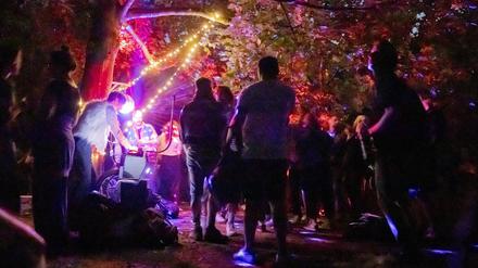 Eine illegale Technoparty in der Neuköllner Hasenheide.