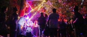Eine illegale Technoparty in der Neuköllner Hasenheide.