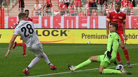 Alles klar. Andre Hahn trifft hier zum 3:1-Endstand für Augsburg.
