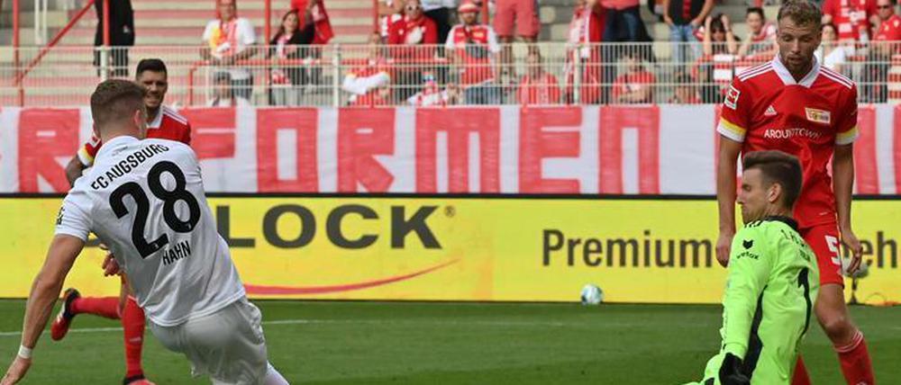 Alles klar. Andre Hahn trifft hier zum 3:1-Endstand für Augsburg.