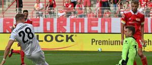 Alles klar. Andre Hahn trifft hier zum 3:1-Endstand für Augsburg.