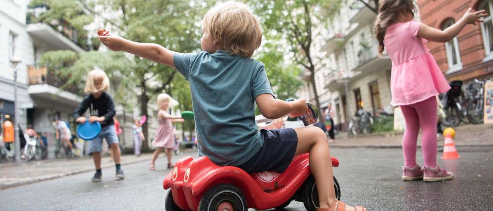 Kinder spielen auf einer temporären Spielstraße in Berlin.