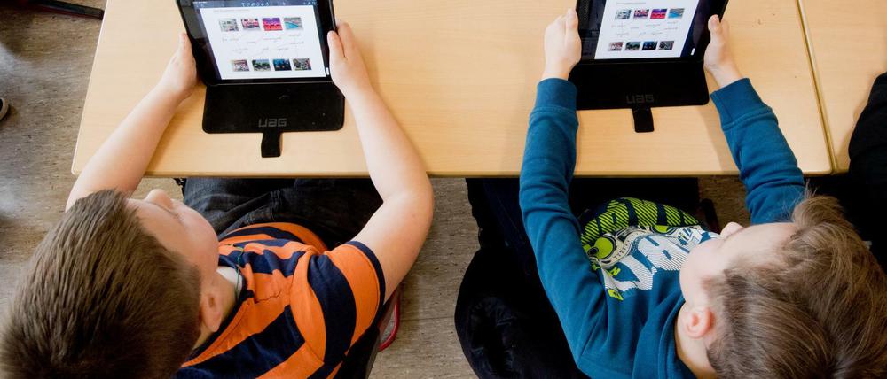 Schüler einer 5. Klasse lernen mit iPads im Englischunterricht.
