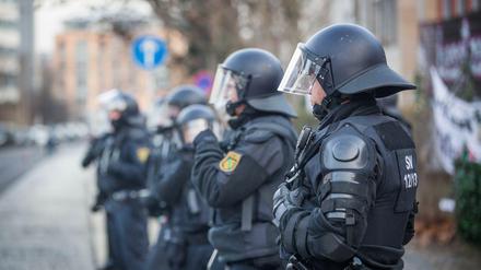 Ein Polizist soll in Dresden Antifa-Demonstranten gedroht haben, dass sie sich „eine Kugel fangen“.