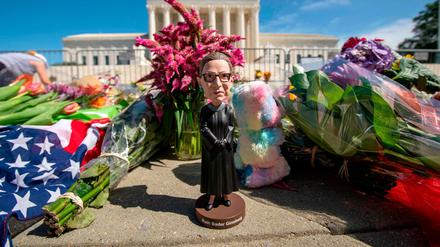 Trauer um Ruth Bader Ginsburg vor dem Obersten Gerichtshof der USA in Washington 