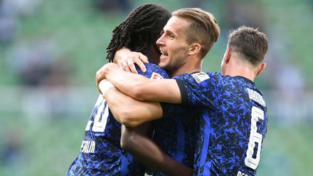 Peter Pekarik (Mi., mit Dedryck Boyata, li., und Vladimir Darida) hat das erste Hertha-Tor der neuen Bundesliga-Saison erzielt. 