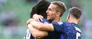 Peter Pekarik (Mi., mit Dedryck Boyata, li., und Vladimir Darida) hat das erste Hertha-Tor der neuen Bundesliga-Saison erzielt. 
