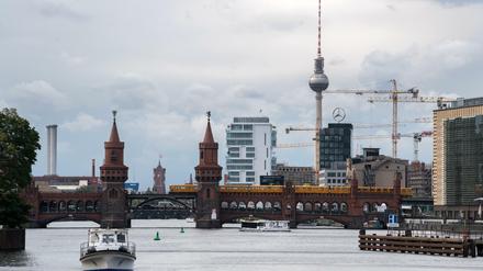 Blick auf die Oberbaumbrücke in Friedrichshain-Kreuzberg. Im Bezirk liegt die Sieben-Tage-Inzidenz bei über 50.