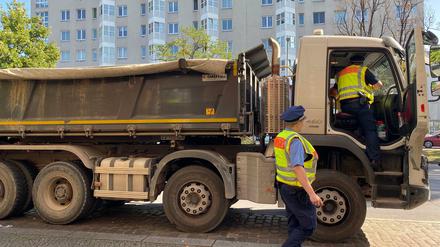 Der LKW-Fahrer hätte nur in Schrittgeschwindigkeit abbiegen dürfen.