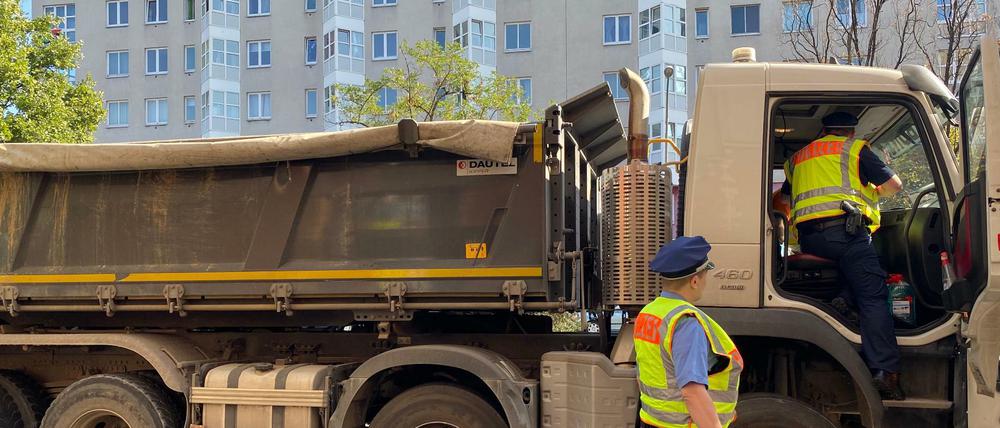 Der LKW-Fahrer hätte nur in Schrittgeschwindigkeit abbiegen dürfen.