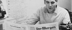 Christoph Müller war zuständig für die Rubrik "Ost-Berlin in der Ostpresse" - mit täglicher Zeitungslektüre. (Foto 1964)