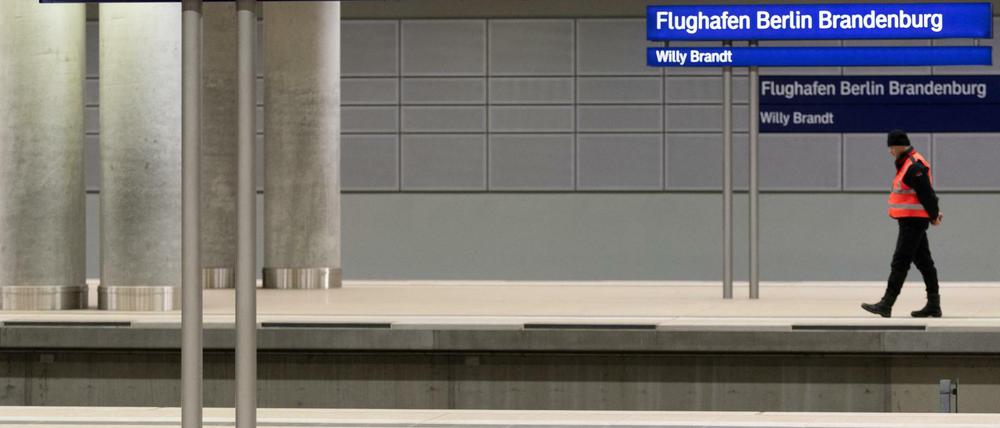 Noch verwaist: der Bahnsteig des Bahnhofes des künftigen Flughafens Berlin Brandenburg. 