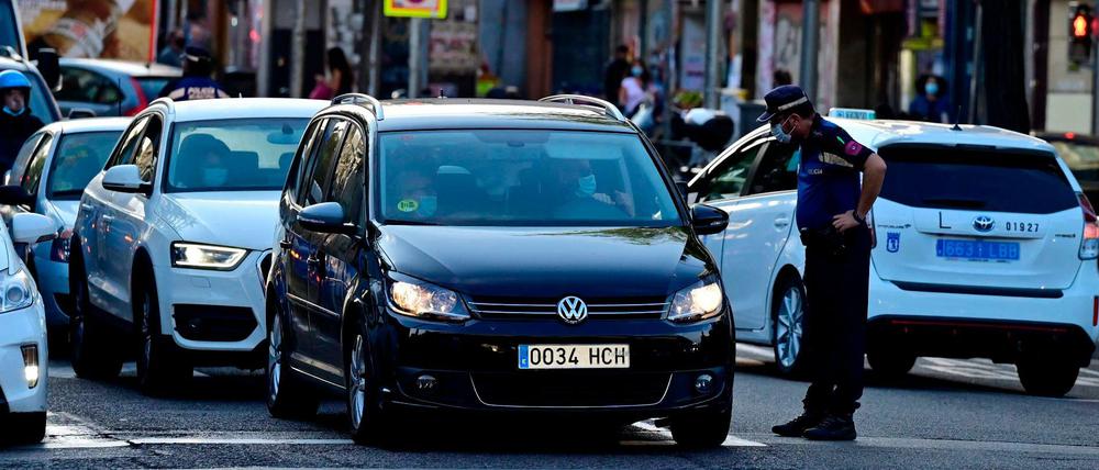 Polizeibeamte kontrollieren Autofahrer in den Madrider Viertel, die teilweise abgeriegelt sind.