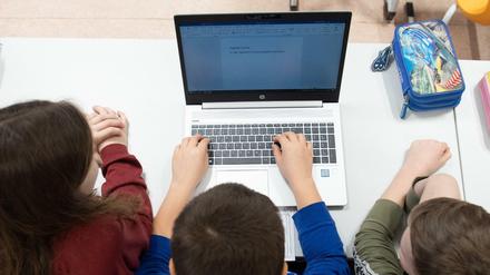 VIele Schüler haben sie schon, nun sollen auch alle Lehrer Laptops bekommen. (Symbolbild)