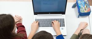 VIele Schüler haben sie schon, nun sollen auch alle Lehrer Laptops bekommen. (Symbolbild)