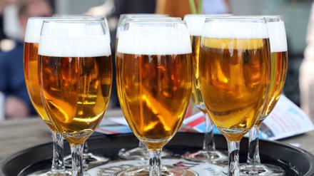 Durst auf Bier? In der Coronakrise trinken die Menschen lieber zu Hause als in der Kneipe. 