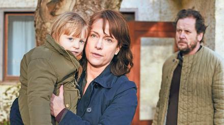 Die Kommissarin und das Kind. Ein Spürhund macht Marie (Madeleine Tanfal) Angst, Ermittlerin Doreen Brasch (Claudia Michelsen, mit Christian Kuchenbuch) beruhigt sie.