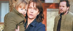 Die Kommissarin und das Kind.  Ein Spürhund macht Marie (Madeleine Tanfal) Angst, Ermittlerin Doreen Brasch (Claudia Michelsen, mit Christian Kuchenbuch) beruhigt sie. 