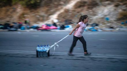 Nach dem Feuer im Flüchtlingslager Moria wurden Hunderte von Migranten in ein von der griechischen Armee errichtetes Lager gebracht.