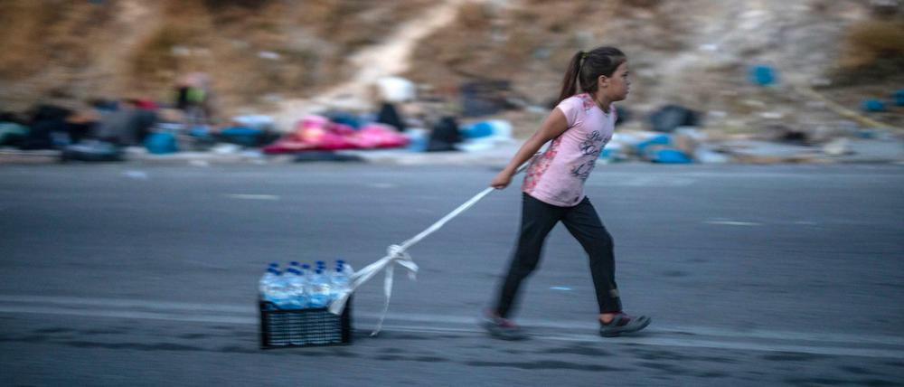Nach dem Feuer im Flüchtlingslager Moria wurden Hunderte von Migranten in ein von der griechischen Armee errichtetes Lager gebracht.