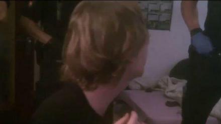 Ein Videomitschnitt zeigt, wie ein Polizist einem Jugendlichen ins Gesicht schlägt.