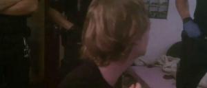 Ein Videomitschnitt zeigt, wie ein Polizist einem Jugendlichen ins Gesicht schlägt.