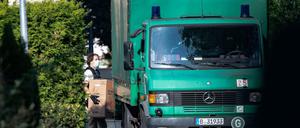 Mitarbeiter der Polizei stellten auf dem Gehöft des Clanchefs in Kleinmachnow mögliche Beweismittel sicher. 