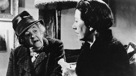 Das kommt ihr irgendwie seltsam vor. Miss Marple (Margaret Rutherford, li.) schöpft in "Der Wachsblumenstrauß" Verdacht. 