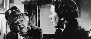 Das kommt ihr irgendwie seltsam vor. Miss Marple (Margaret Rutherford, li.) schöpft in "Der Wachsblumenstrauß" Verdacht. 