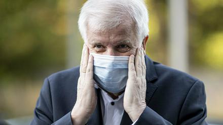 Vor Viren geschützt, vor Kritik aber nicht: Bundesinnenminister Horst Seehofer (CSU) macht in der Debatte über Rassismus ein Angebot, das nicht jedem gefällt.