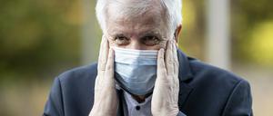 Vor Viren geschützt, vor Kritik aber nicht: Bundesinnenminister Horst Seehofer (CSU) macht in der Debatte über Rassismus ein Angebot, das nicht jedem gefällt.