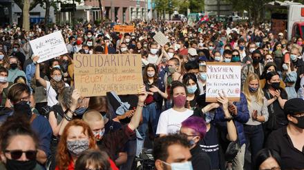 Teilnehmer der "Wir haben Platz"-Demonstration in Berlin. 