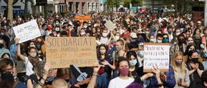 Teilnehmer der "Wir haben Platz"-Demonstration in Berlin. 