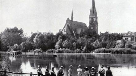 Bis 1915 befand sich im heutigen Volkspark Wilmersdorf noch der Wilmersdorfer See. Mit einem Seebad, wo donnerstags ab dem frühen Abend die Post abging. Im Hintergrund die Auenkirche.