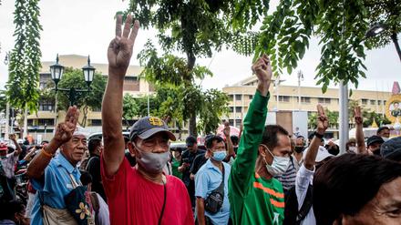 Menschen protestieren am Sonntag gegen die Regierung in Bangkok, Thailand. 