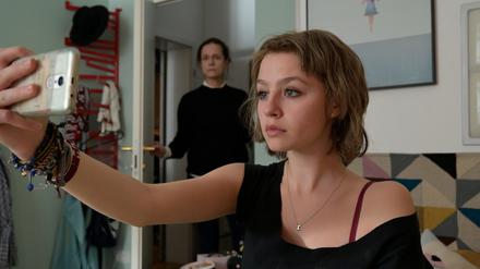 Esther (Claudia Michelsen) kann zu ihrer Tochter Mira (Flora Li Thiemann) nicht mehr durchdringen. Diese versucht auf ihre eigene Weise mit dem schrecklichen Geschehnis umzugehen.