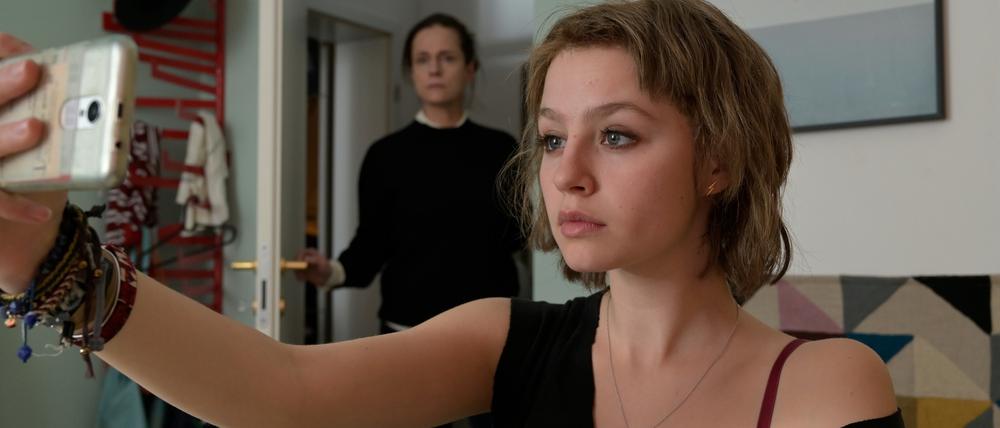 Esther (Claudia Michelsen) kann zu ihrer Tochter Mira (Flora Li Thiemann) nicht mehr durchdringen. Diese versucht auf ihre eigene Weise mit dem schrecklichen Geschehnis umzugehen.